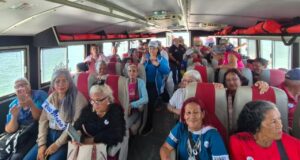 Medio centenar de adultos mayores celebraron su semana con un alegre recorrido por el Lago de Maracaibo