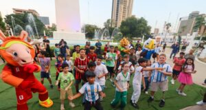 Fanáticos del fútbol participaron en promoción del Mundial organizada por Fomutur