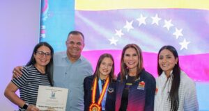 La nadadora Anastasia Roque recibió condecoración de la Alcaldía de Maracaibo