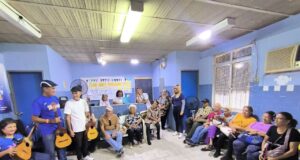 En conmemoración del Día Nacional del Cuatro 30 abuelos y abuelas del club “Años Dorados” del IVSS Norte recibieron clase especial de cuatro