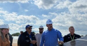 Gobernador Luis Caldera inspecciona avances del Parque Solar Fotovoltaico en Machango