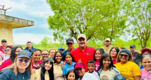 Gobernador Caldera entrega uniformes y financiamientos a escuelas del municipio Santa Rita