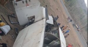 Trágico vuelco de autobús en Anzoátegui deja víctimas fatales y decenas de heridos