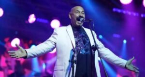 Un volcán sin fecha de expiración: Los 82 años del León de la Salsa