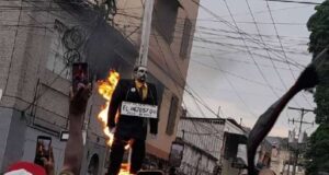 La gente quema a Judas como venganza por su traición