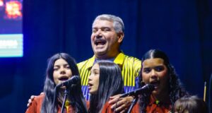 Gobernador Luis Caldera entregó Becas a 1.000 estudiantes de universidades públicas