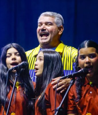 Gobernador Luis Caldera entregó Becas a 1.000 estudiantes de universidades públicas