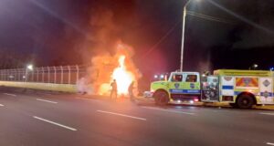 TRAGEDIA EN LA C1 Camioneta chocó contra baranda y se incenció: 4 muertos