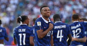 FIEBRE MUNDIAL: Francia, con doblete de Mbappé, ya está en octavos