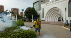 ¡Fumigan Maracaibo!: Plazas, residencias y cementerios en control por la Alcaldía