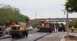 Tres niveles Gobierno iniciaron asfaltado en el Distribuidor La Chinita
