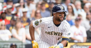 Jackson Chourio con par de cohetes en el triunfo 102 de Milwaukee