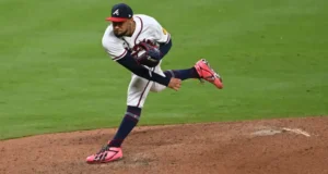Robert Suárez recuperó la potencia de su brazo como el candado de Atlanta