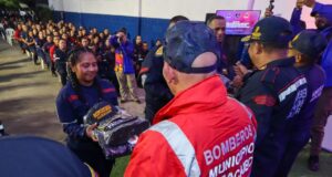 Bomberos de Maracaibo recibieron ascensos, reconocimientos y dotación de uniformes
