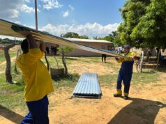 Alcaldía de Maracaibo entregó 200 láminas de zinc a familias afectadas por lluvias en Idelfonso Vásquez