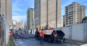 Más de 500 TON de asfalto a las calles de Maracaibo: Alcaldía recupera vialidad en las calles 64 y 65 de Olegario Villalobos