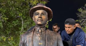 Alcalde Di Martino: La escultura de San José Gregorio llegó a la Facultad de Medicina
